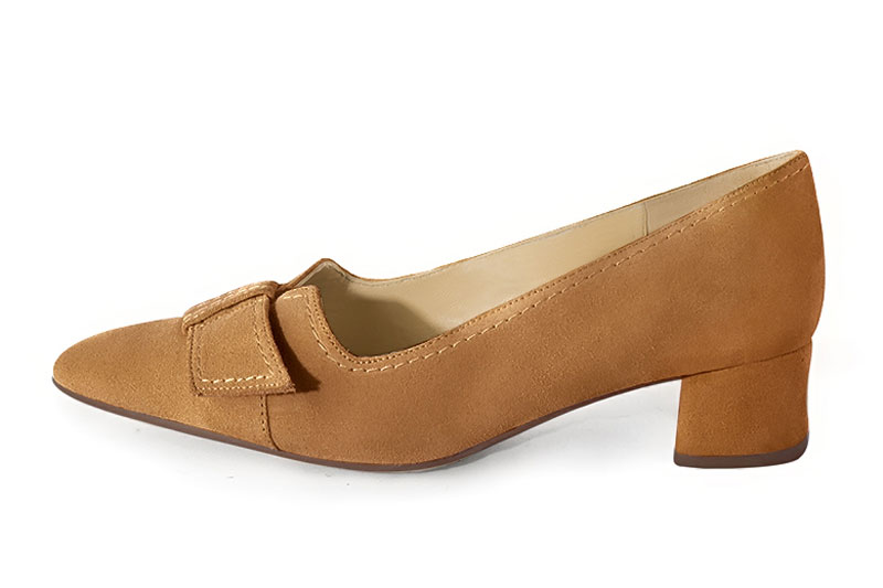 Camel beige women's dress pumps, with a knot on the front. Tapered toe. Low flare heels. Profile view - Florence KOOIJMAN